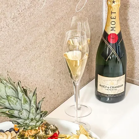 Fafa Premium & מלון